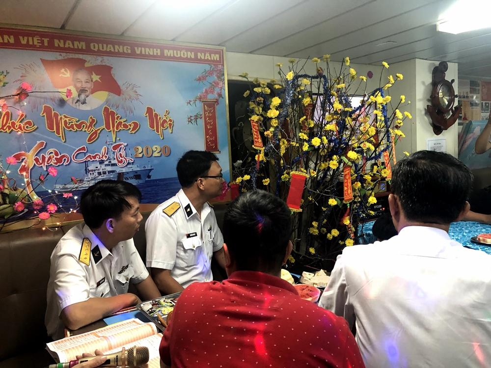 Không khí Tết cũng tràn ngập trên tàu chở đoàn công tác. Các thành viên trong đoàn đã cùng nhau đón giao thừa Tết dương lịch trên biển.